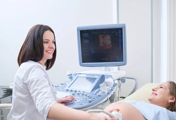 Schwangere mit Ultraschalluntersuchung in der Klinik — Stockfoto