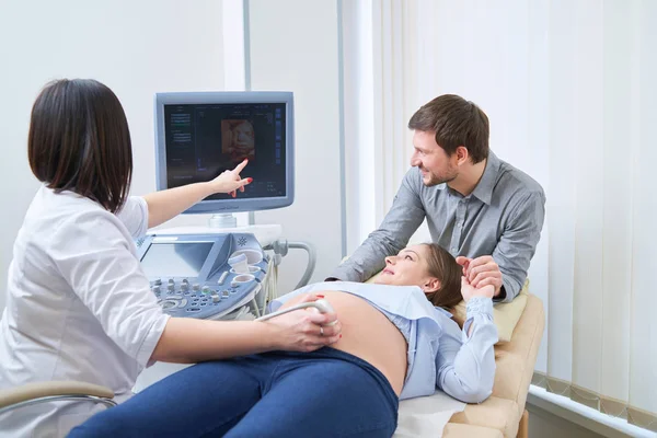 Pareja cariñosa médico asistente para el embarazo procedimiento ultra sano — Foto de Stock