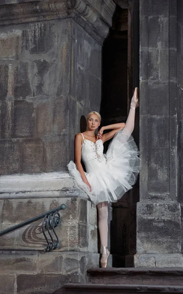 Belle femme de ballet sur les escaliers — Photo