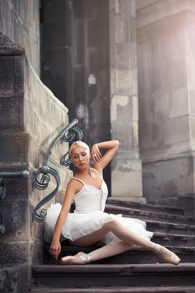 Hermosa mujer de ballet en escaleras — Foto de Stock