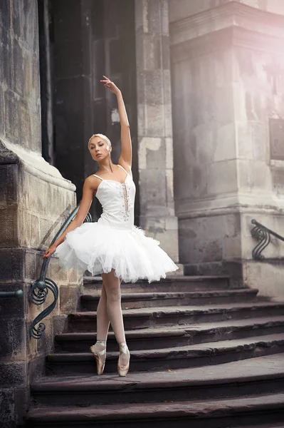 Bela mulher de balé nas escadas — Fotografia de Stock