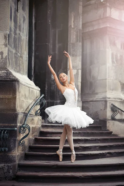 Güzel bale kadın merdivenlerde — Stok fotoğraf