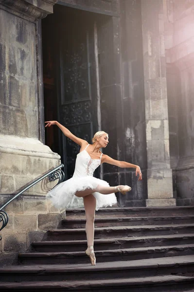 Belle femme de ballet sur les escaliers — Photo