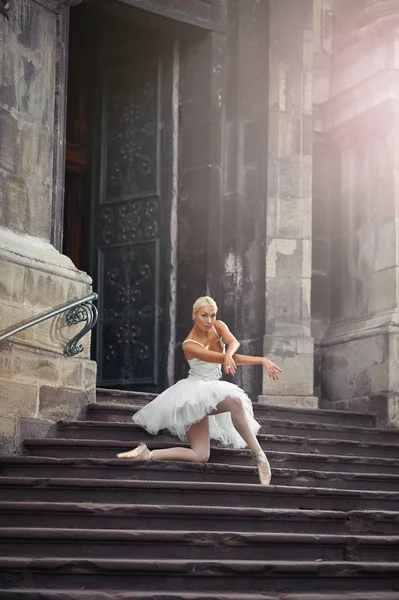 Красивая балетная женщина на лестнице — стоковое фото