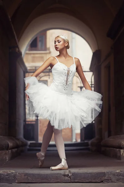Beautiful ballet woman outdoors — Stock Photo, Image