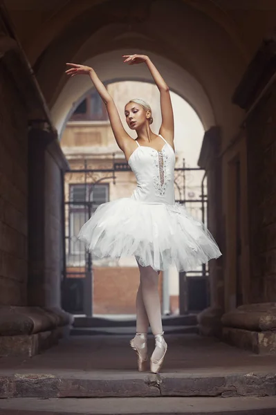 Bela mulher ballet ao ar livre — Fotografia de Stock