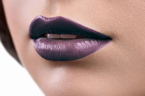 Close-up shot van de lippen van een vrouw die het dragen van lippenstift of lip glo — Stockfoto