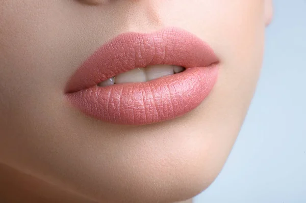 Hermosos labios llenos de una hermosa mujer — Foto de Stock