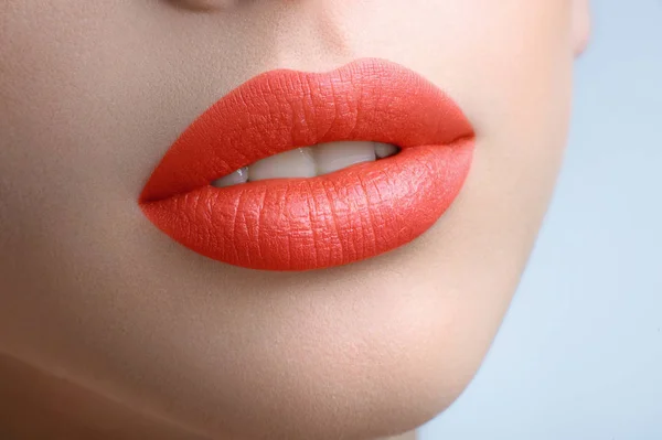 Hermosos labios llenos de una hermosa mujer — Foto de Stock