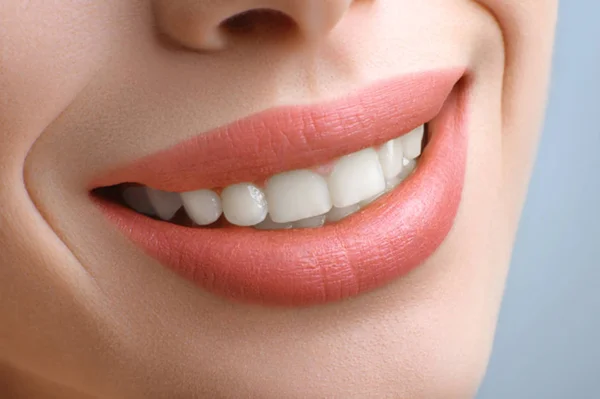 Primer plano recortado de una sonrisa perfecta de una mujer —  Fotos de Stock