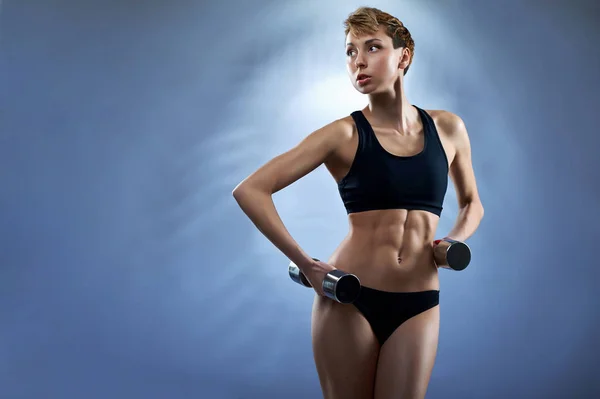 Jovem mulher fitness atraente vestindo sportswear preto — Fotografia de Stock