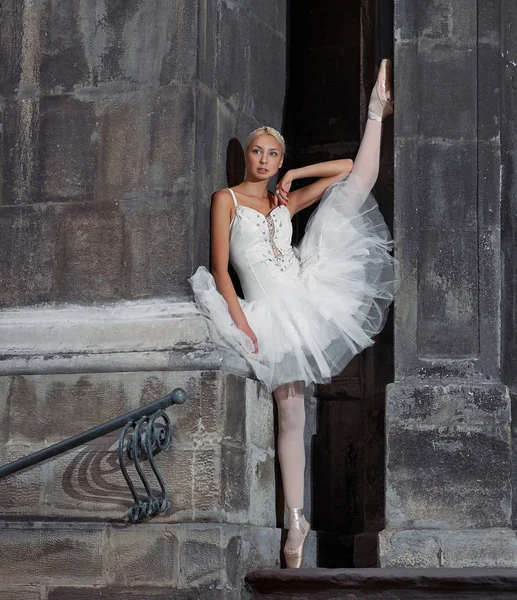 Όμορφη μπαλέτο γυναίκα στις σκάλες — Φωτογραφία Αρχείου