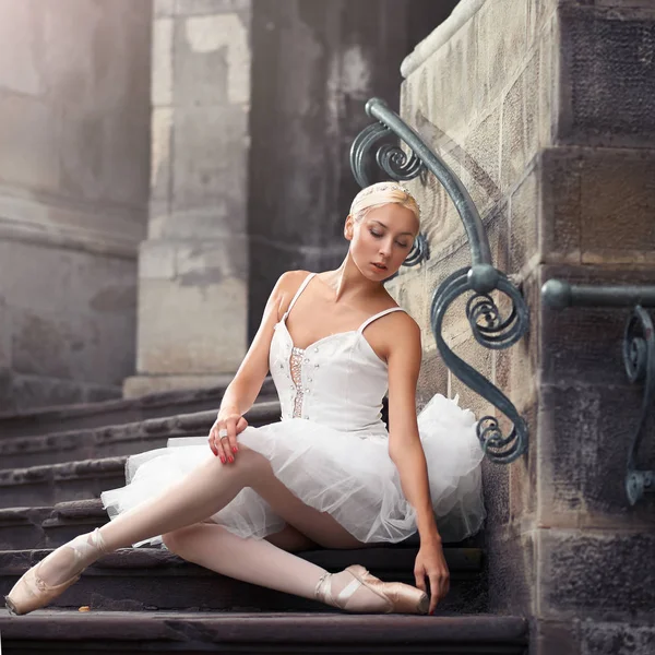 美丽的芭蕾舞女在楼梯上 — 图库照片