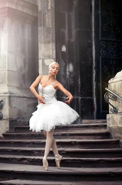 Belle femme de ballet sur les escaliers — Photo