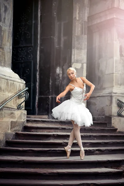 Güzel bale kadın merdivenlerde — Stok fotoğraf