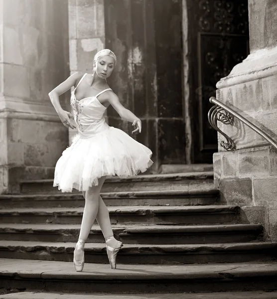 Genç balerin kadın merdivenlerde poz — Stok fotoğraf