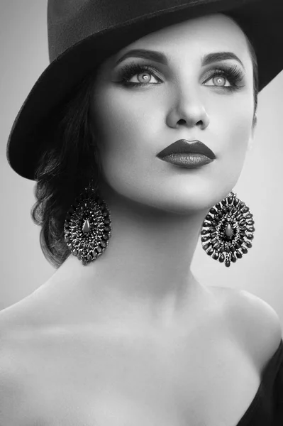 Splendida donna elegante in un cappello in posa in studio — Foto Stock