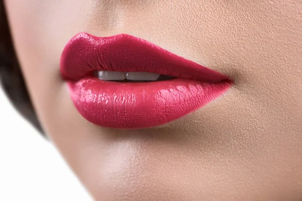 Primer plano de los labios de una mujer que usa lápiz labial o glo labial —  Fotos de Stock