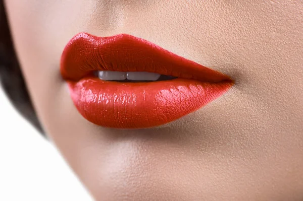 Zár megjelöl szemcsésedik-ból egy nő visel rúzs ajkak vagy ajak glo — Stock Fotó