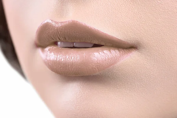 Close-up tiro dos lábios de uma mulher usando batom ou glo lábio — Fotografia de Stock