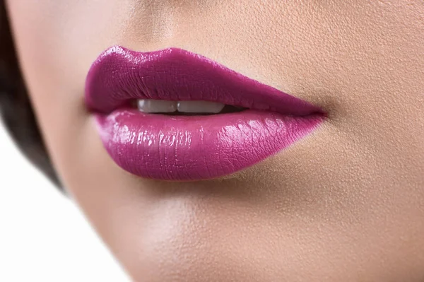 Nahaufnahme der Lippen einer Frau, die Lippenstift oder Lippenstift trägt — Stockfoto