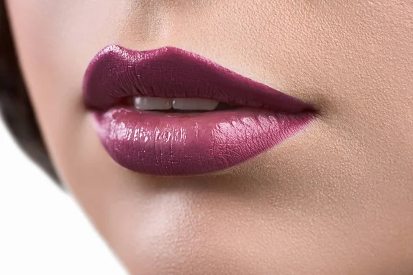 Nahaufnahme der Lippen einer Frau, die Lippenstift oder Lippenstift trägt — Stockfoto