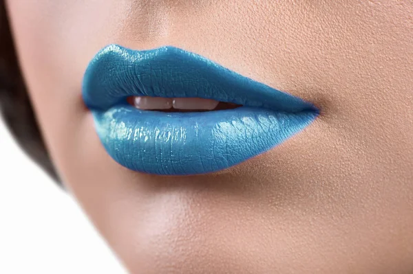 Tutup tembakan dari bibir seorang wanita mengenakan lipstik atau lip glo — Stok Foto