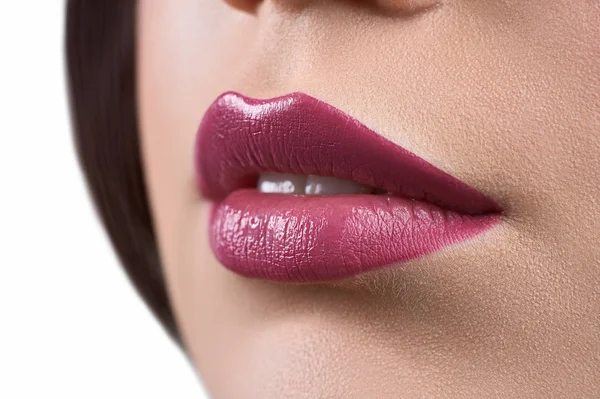 Nahaufnahme der Lippen einer Frau, die Lippenstift oder Lippenstift trägt — Stockfoto