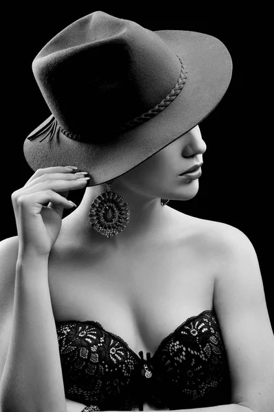 Elegante modelo femenina con un sombrero escondiendo su cara — Foto de Stock