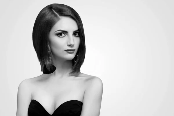 Schwarz-Weiß-Studioaufnahmen einer eleganten jungen Frau mit kurzen — Stockfoto