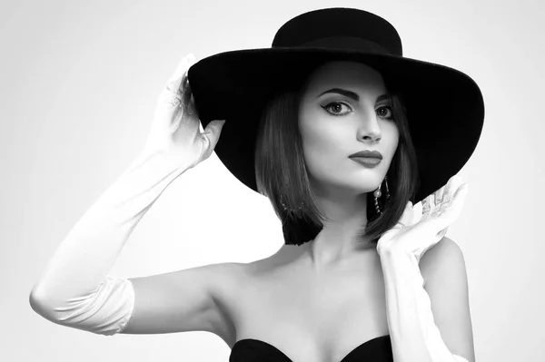 Fotos de belleza monocromáticas de una mujer elegante en un sombrero — Foto de Stock