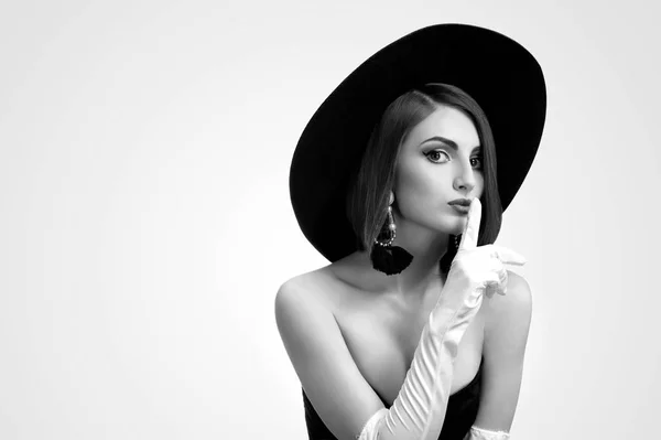 Colpi di bellezza monocromatici di una donna elegante in un cappello — Foto Stock