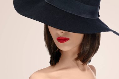 Stüdyoda bir şapka poz şık moda kadın