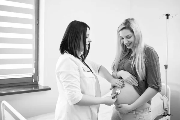 Terhes nő a klinikán ultrahangos vizsgálat — Stock Fotó