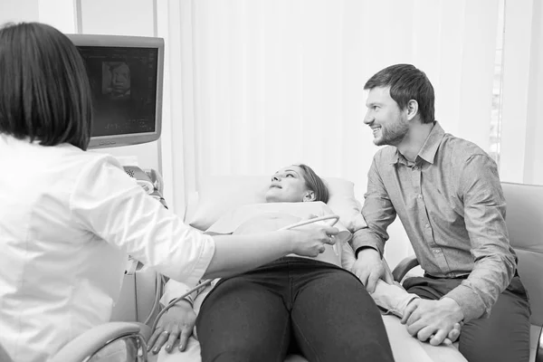 单色拍摄的一对情侣怀孕在医院 — 图库照片