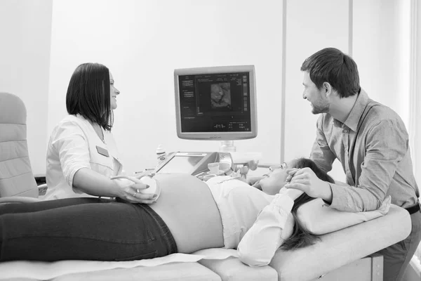 Fekete-fehér felvétel egy szerető terhes pár a kórházban — Stock Fotó