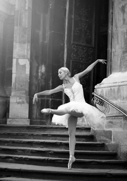 Jeune femme ballerine posant sur les escaliers — Photo