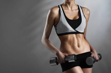 Bir erkek güçlü kas vücut çarpıcı