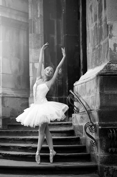 Jovem bailarina mulher posando nas escadas — Fotografia de Stock