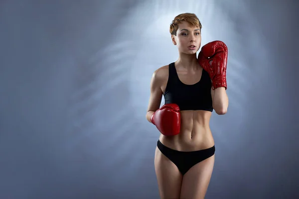 Genç kadın boksör uzağa arıyorsunuz poz — Stok fotoğraf