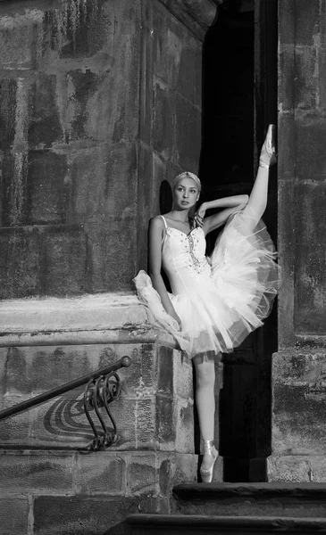 Genç balerin kadın merdivenlerde poz — Stok fotoğraf