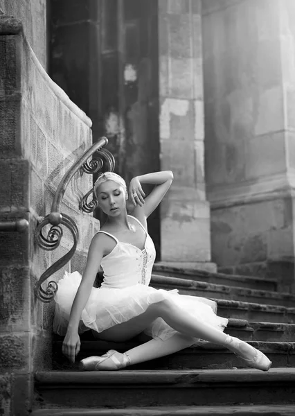 Jovem bailarina mulher posando nas escadas — Fotografia de Stock