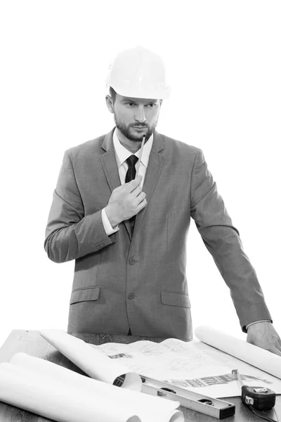 Arquitecto masculino maduro pensando mientras trabaja en un plano — Foto de Stock