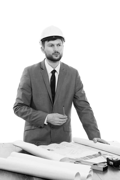 Dojrzały mężczyzna architekt myślenia podczas pracy na plan — Zdjęcie stockowe