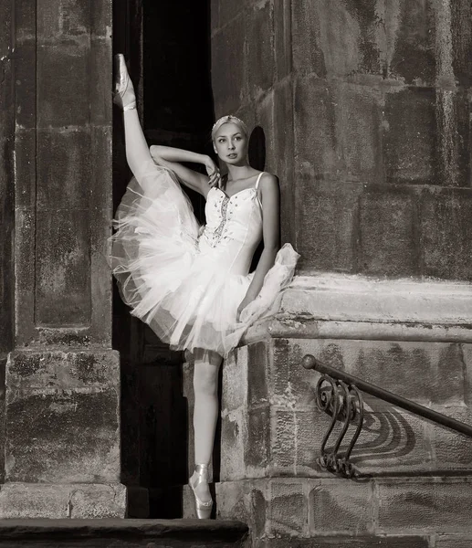 Jeune femme ballerine posant sur les escaliers — Photo