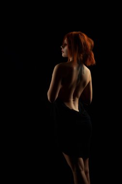 Studio güzel kızıl saçlı kadın