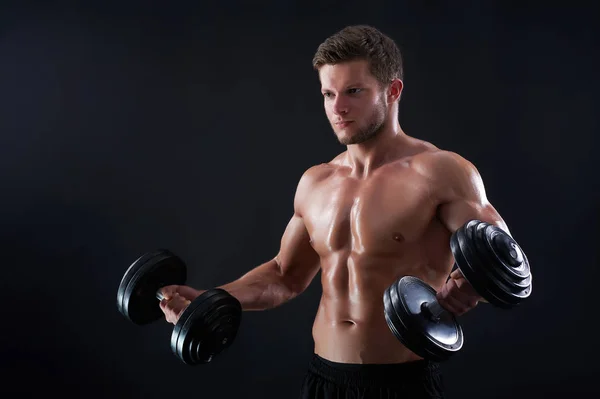 Jovem homem fitness em estúdio — Fotografia de Stock