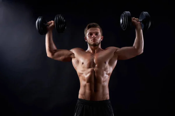 Jovem homem fitness em estúdio — Fotografia de Stock