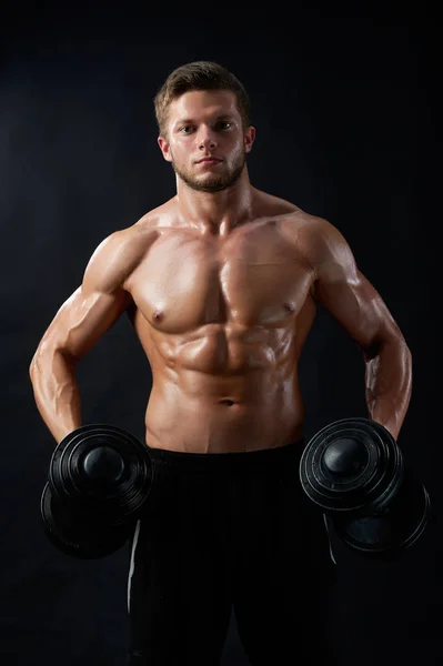 Joven hombre de fitness en estudio — Foto de Stock