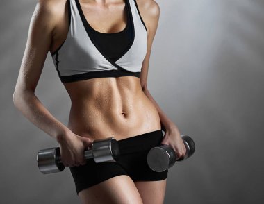 Kişisel başarılar. Kırpılan portre sağlıklı kas fitness kadının